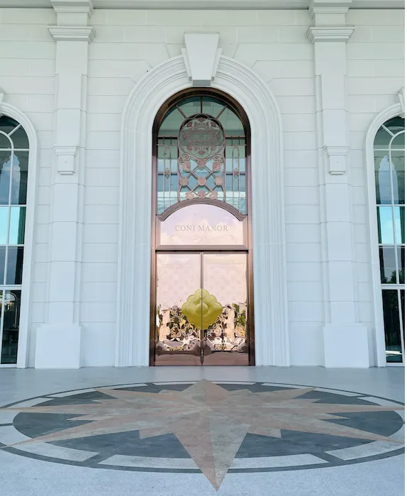 主建築物大門口