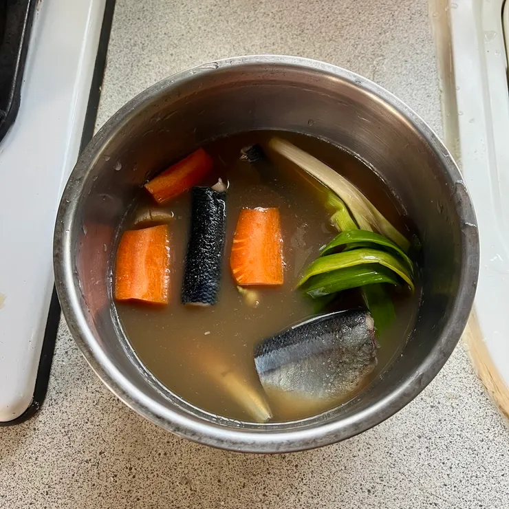 本來是蔥要墊底的,然後它就浮起來了