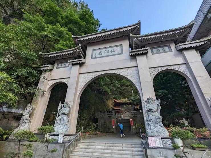 莊嚴肅穆牌樓（圖片截圖於網路）