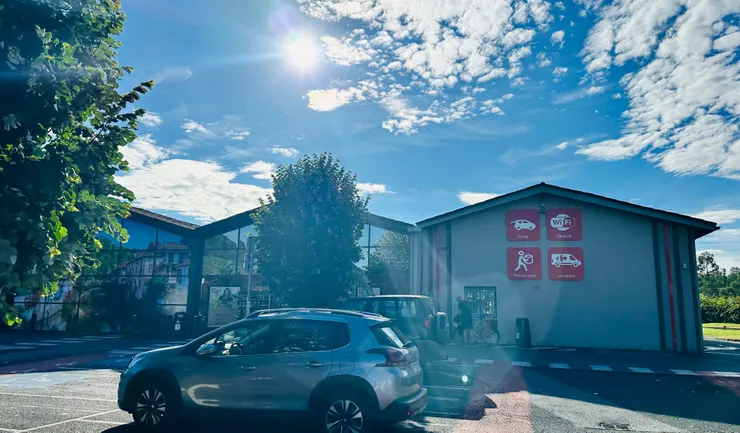 像倉庫的家樂福