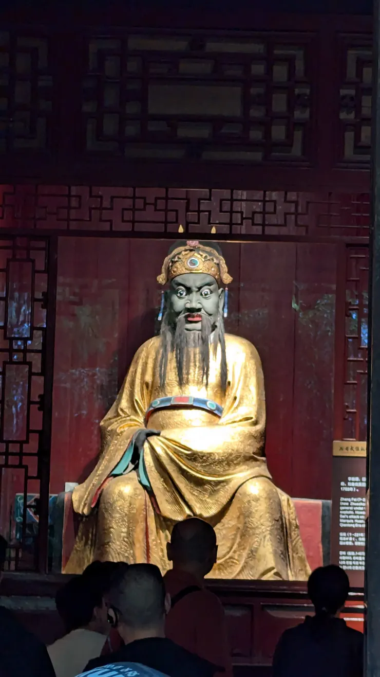 三弟張飛 導遊雖然很細心的講解正史與三國演義的差異,史實在在顯示張飛其實是非常聰明的人物,可惜在雕塑神像時,仍無法擺脫演義裡黑皮與怒目大眼的形象