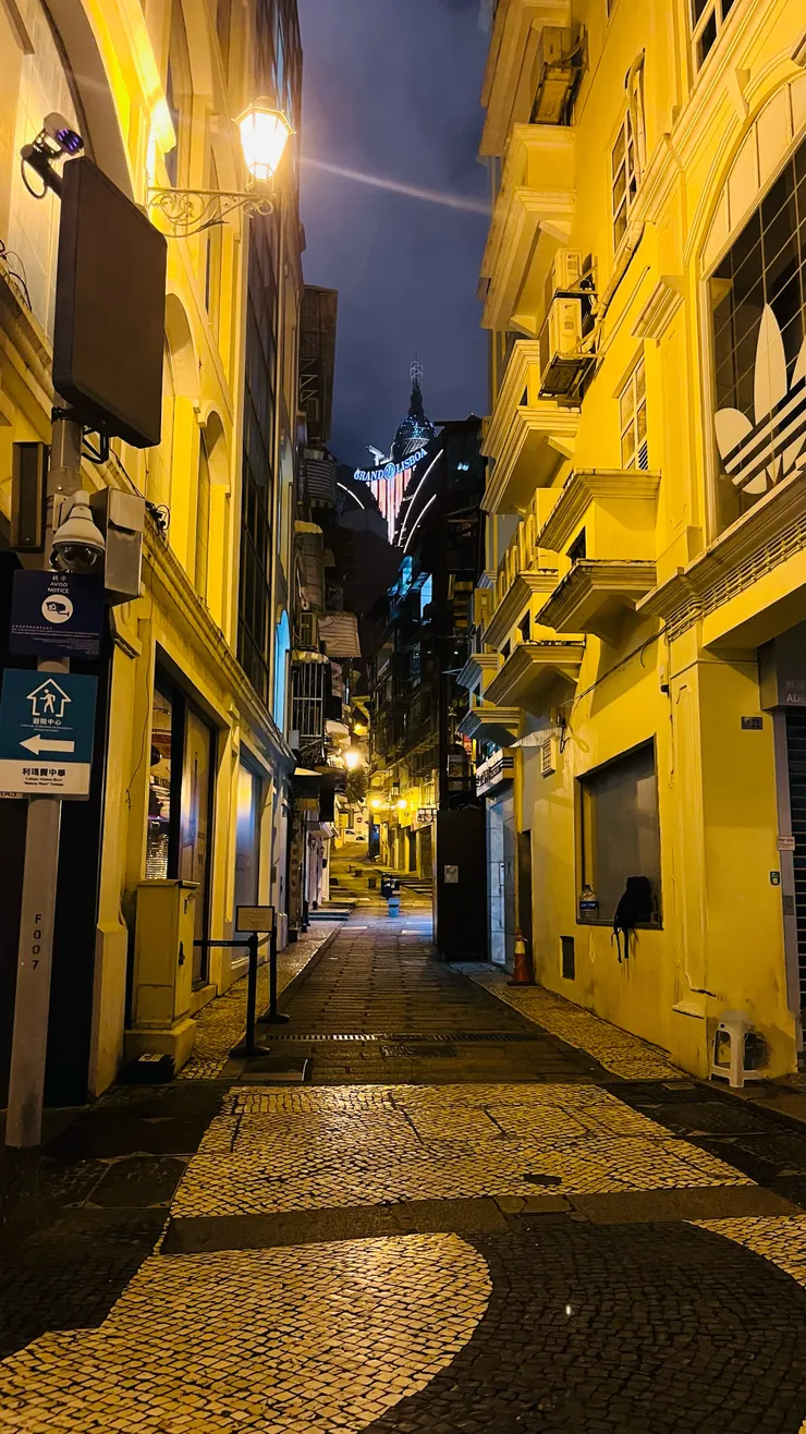 回程在議事廳前地繼續補滿手機容量，夜晚的澳門，好美！