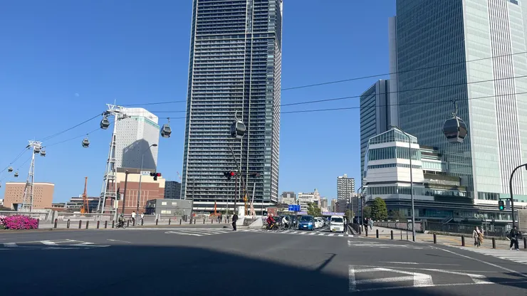 這段5分鐘的路算寬敞好走。