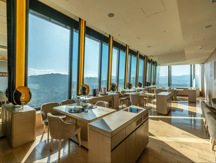 割烹廳如同白晝般的明亮空間，將自然遼闊景致盡收眼底。(圖/ The Ukai Taipei提供)