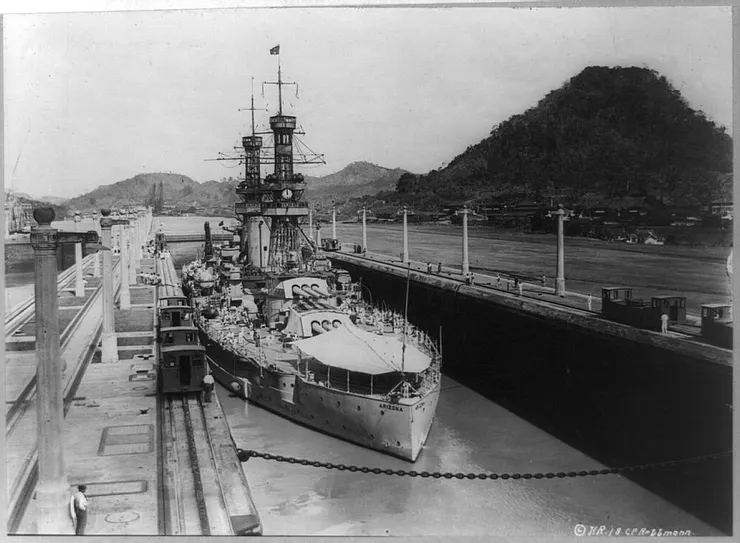 1921年「亞利桑那號」航經巴拿馬運河
