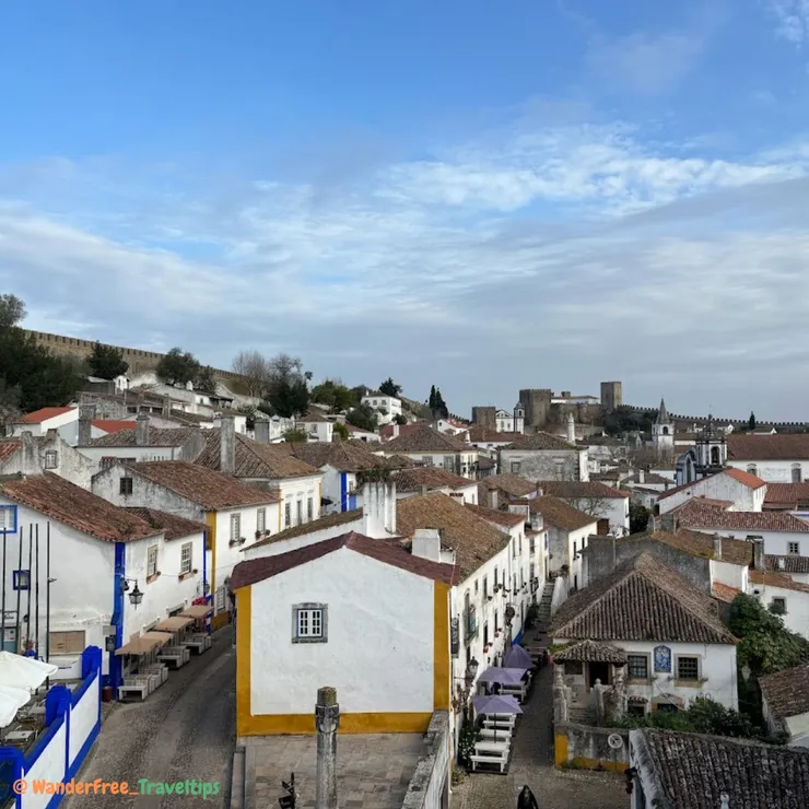 從城門旁邊階梯遠眺歐比多斯Óbidos風景