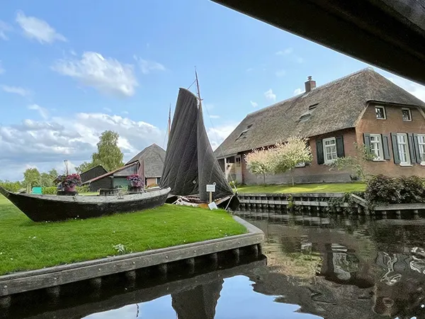 茅草屋頂冬暖夏涼，但維護起來要價不菲