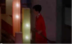 穿著紅色大衣的蘇麗珍急忙上樓梯貌。