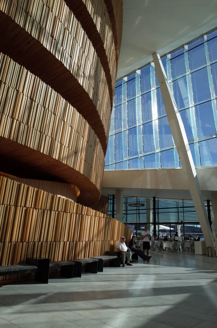 大片玻璃採光，配合淺色橡木