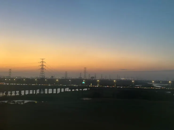 光還沒退去，但方向正在改變