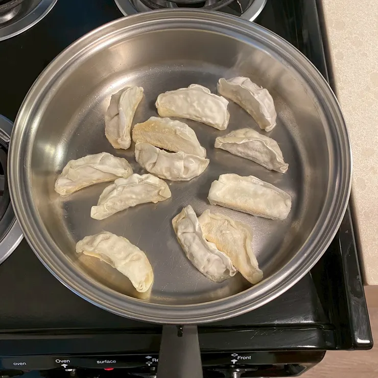 不知道是不是太晚下餃？此時已發出滋滋聲作響，而且食譜說不需要油 🤷‍♀️