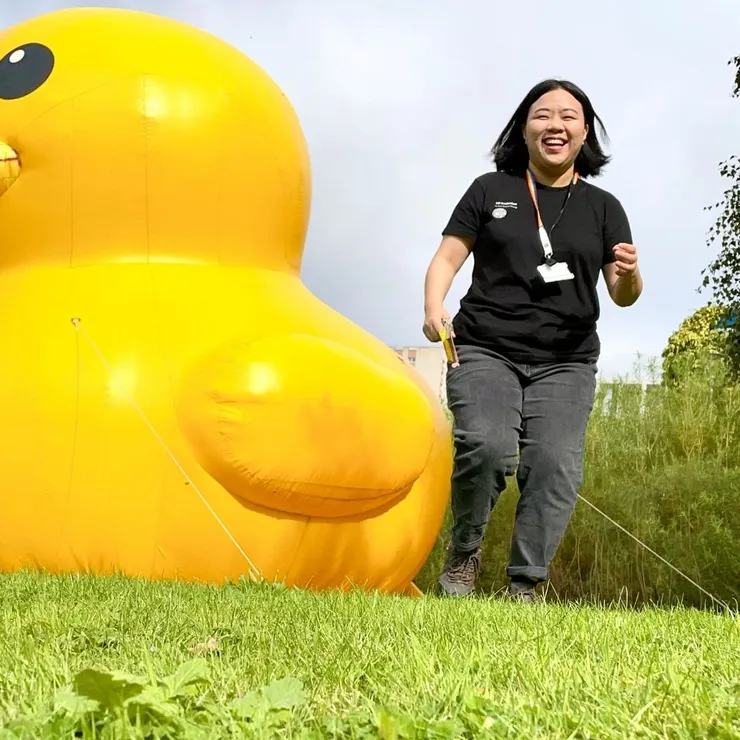 新生周除了工作，還有享受熱絡的氣氛和活動。在我身後的是新生周獨有的巨大充氣黃色鴨鴨。