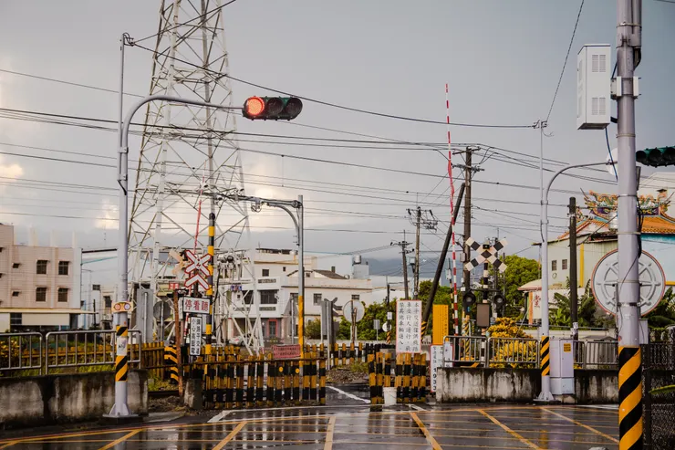離永靖車站最近的平交道，沿用過去只能讓行人、機車、自行車的形式