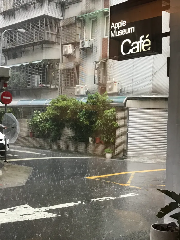 之後來到一間冷氣有點問題，不太涼的咖啡廳躲雨