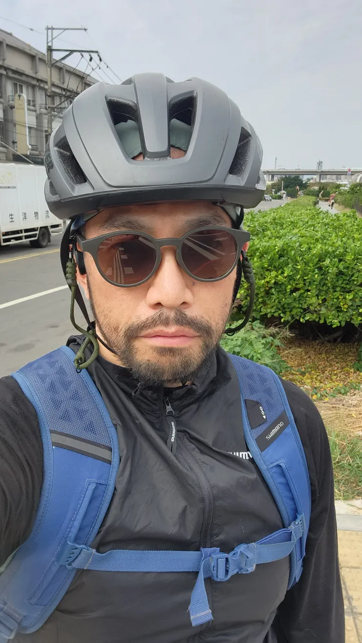 天氣有點涼，因此穿著單車背心(Shimano)，眼鏡則是Snowpeak的聯名款，又輕又好戴，然後重點是好看！