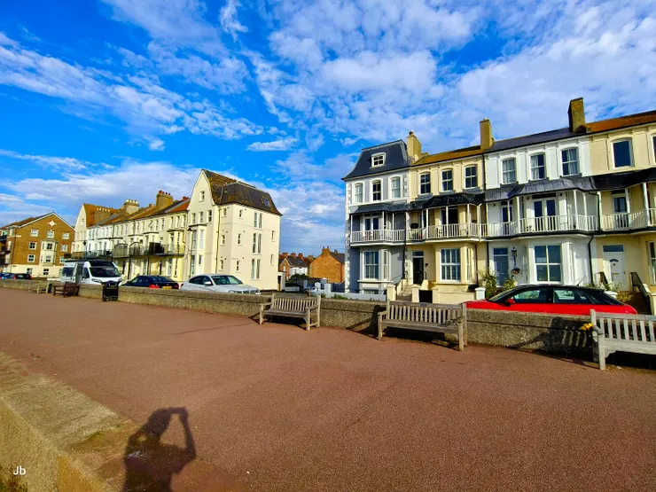 【路旁空椅說這是充滿回憶之道！路邊的木椅，兩邊有時會掛上鮮花。】