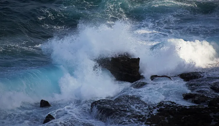 海浪拍岸的瞬間，被快門留下來。