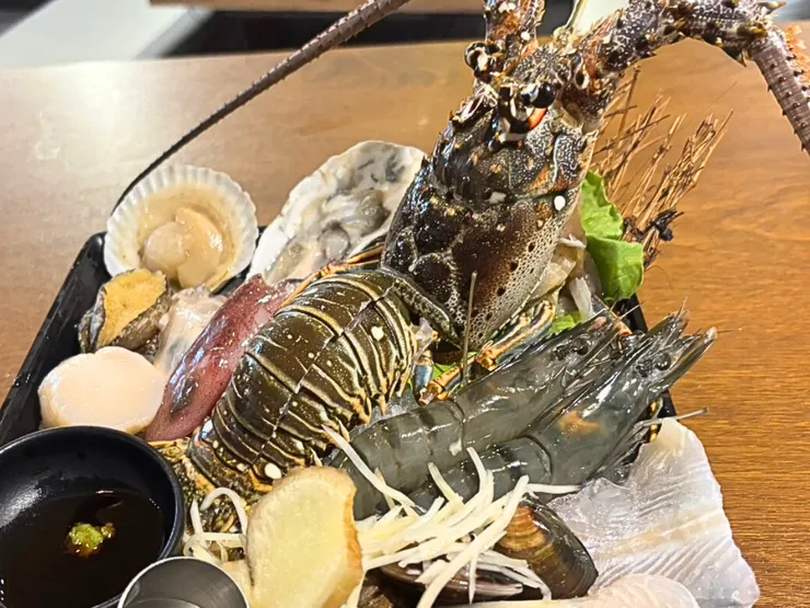 飽滿厚實的龍蝦肉，就像我對你那份「為你而來」的誠意。