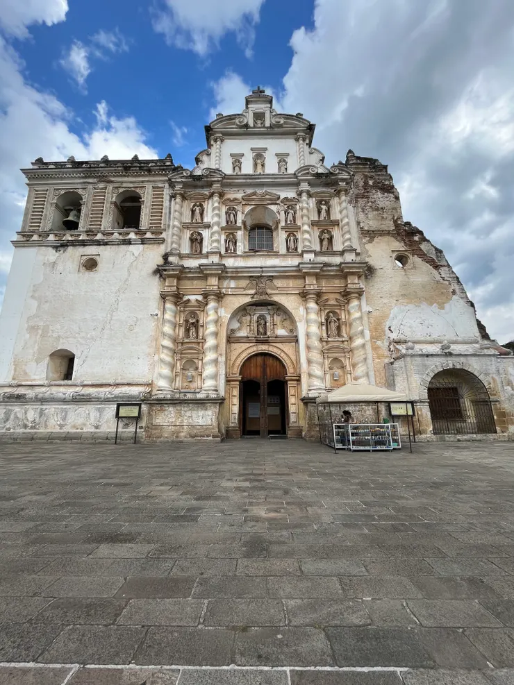 被炸了一角的教堂