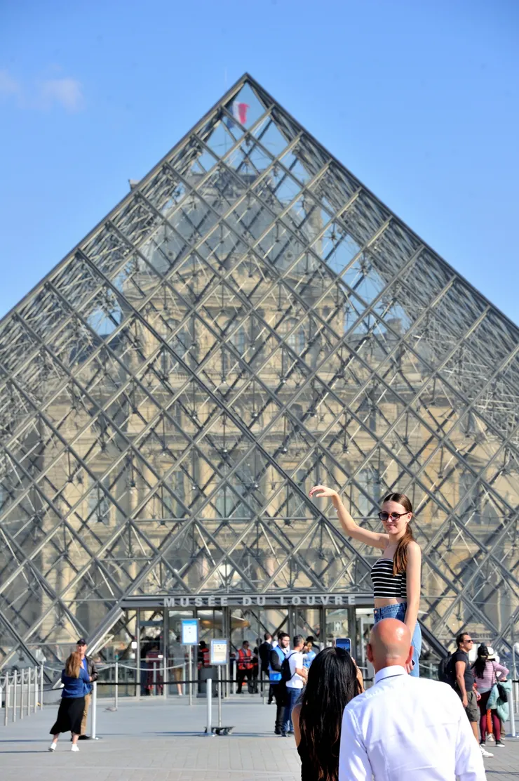 【收藏龐大時不我予且觀眾生百態 館前廳倒金字塔下徘徊頗不甘心】