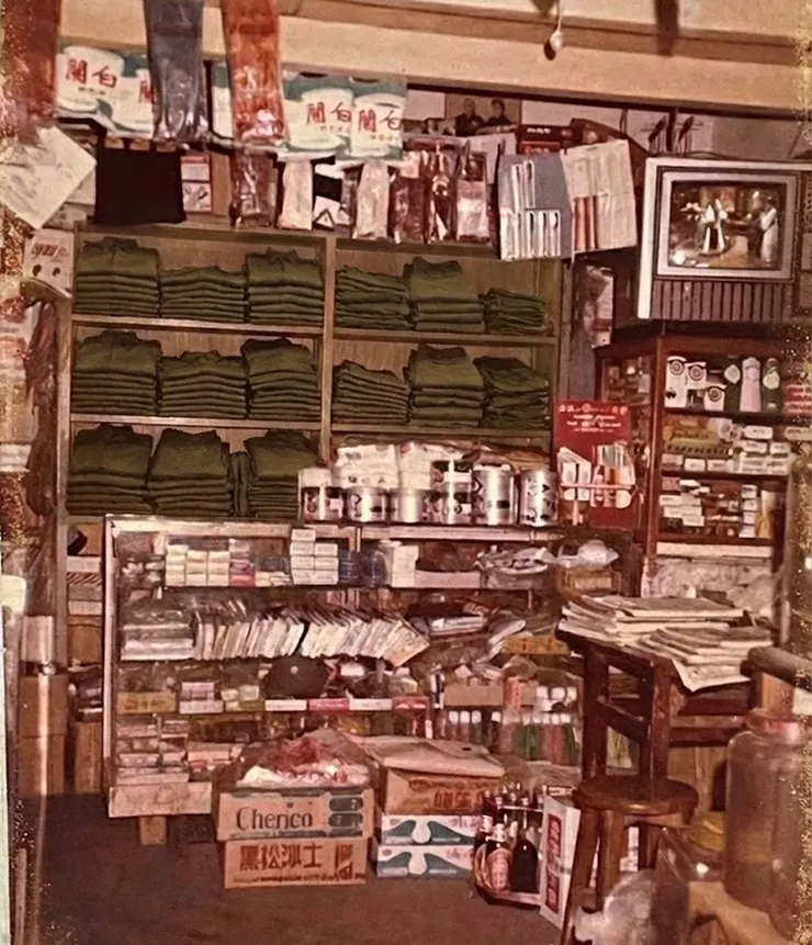 洗好的軍服疊整齊、貼上標籤、放置櫃子，等待主人領取。