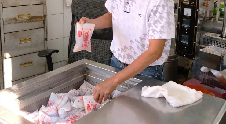 冰櫃裡擺滿了填裝好的林耀輝草茶，用低溫保存最高品質。