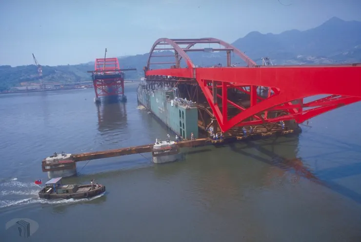 圖10 關渡大橋上梁工程 案名：臺北巿橋梁工程 檔號：0072/S117/1 來源機關：行政院新聞局 管有機關：國家發展委員會檔案管理局