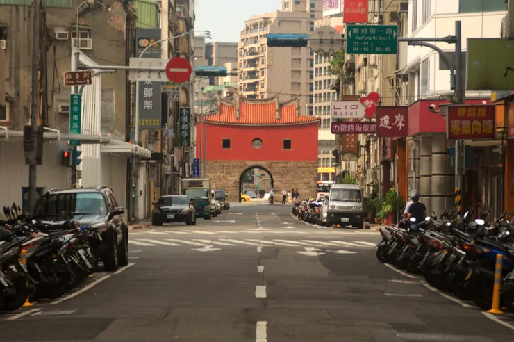 北門重見天日後，這個畫面曾經風行一時，這是台北橫跨百年的建築間的對話。