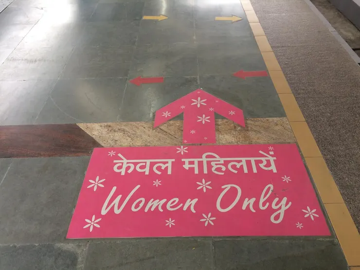 地上也有女性專用車廂的指示