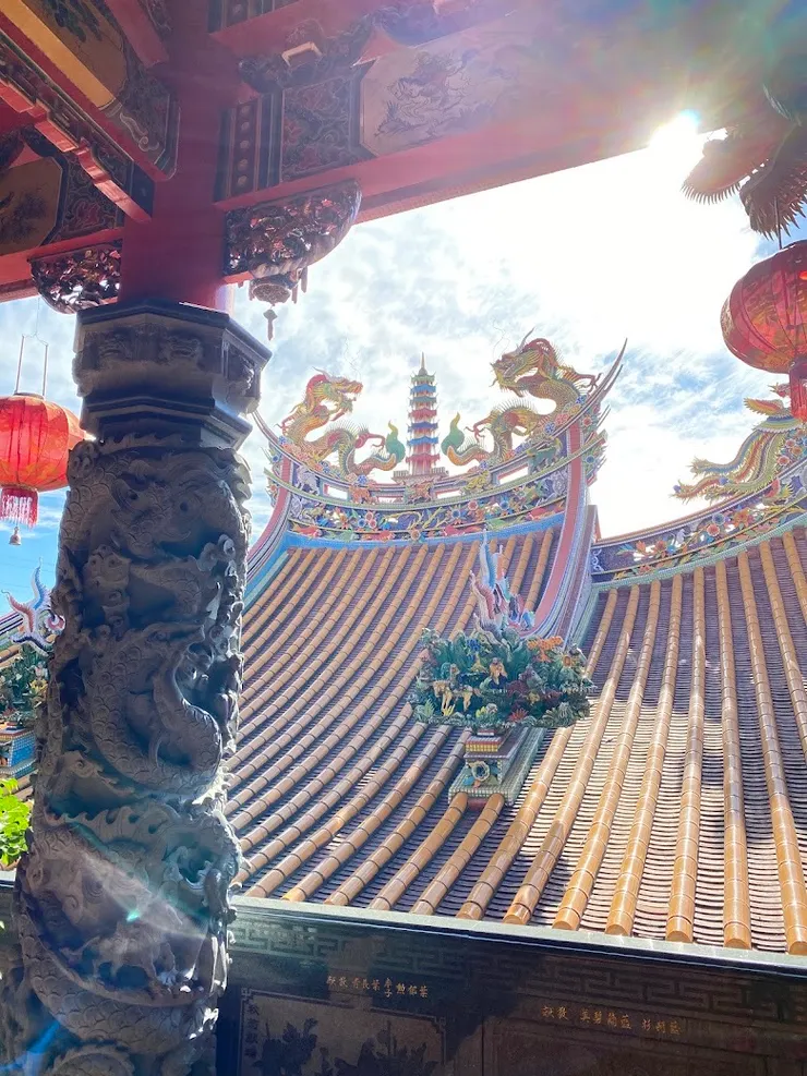 精湛生動的龍柱（圖片截圖於網路）