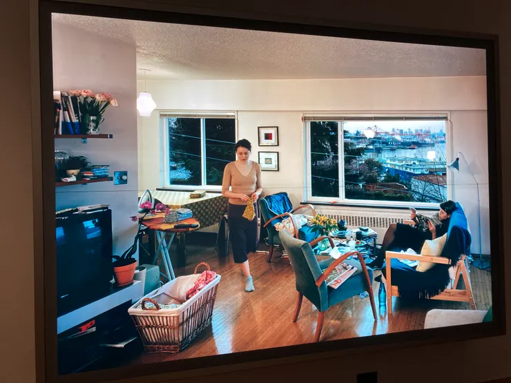 加拿大藝術家傑夫．沃爾的攝影作品Jeff Wall, A view from an apartment, 2004-2005, transparency in lightbox, 167.0 x 244.0 cm, Courtesy of the artist.