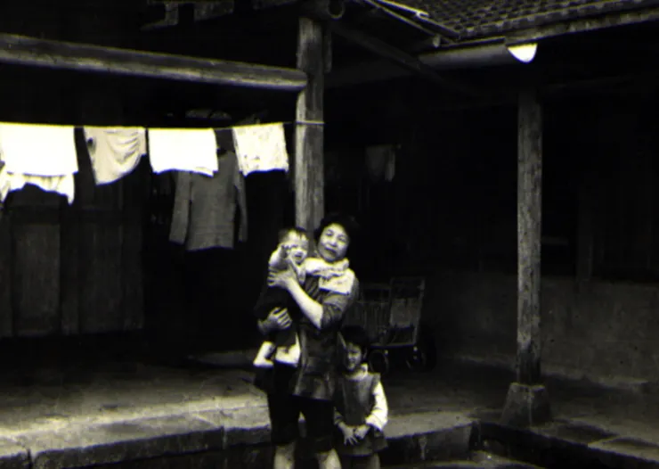 攝於民國63年，筆者母親陳勤抱著我的長子厚誠，與長女美蓉在三合院庭前