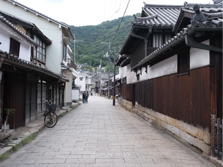 鞆之浦的街道具有江戶風情，電影《金鋼狼：武士之戰》就曾來這裡取景