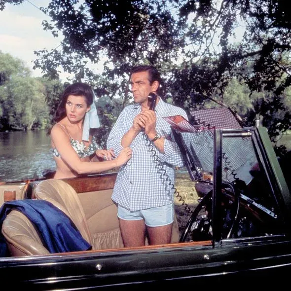 1963年上映的007 電影第二集《俄羅斯之愛》From Russia With Love（台譯：第七號情報員續集），出現車載電話，是當時的高端科技配備。