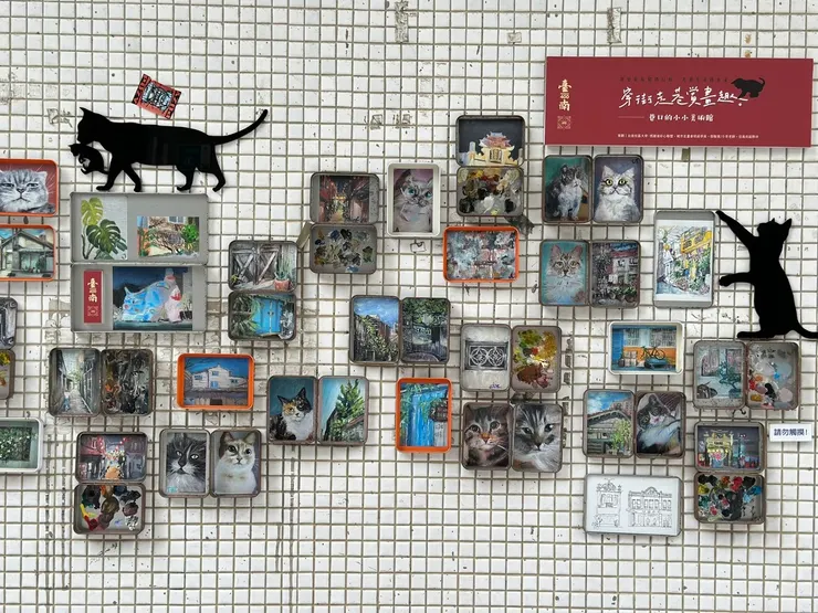 在信義街牆面上，到處都是小小美術館的畫展
