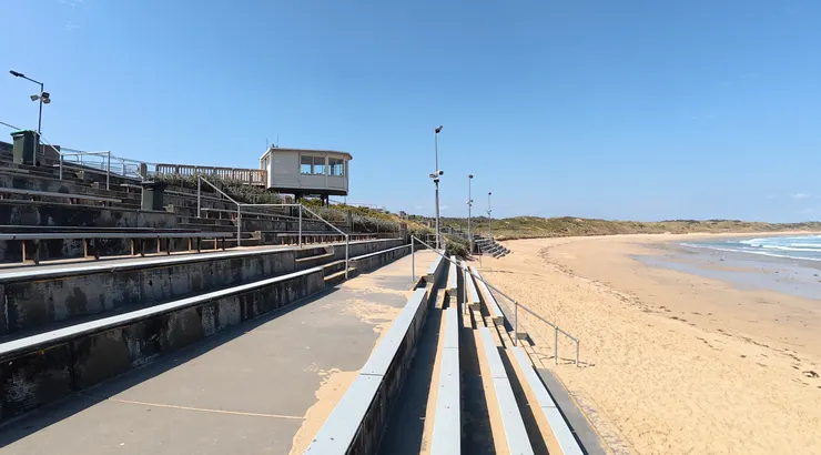 這是觀賞平台，晚上直面海風真的會冷！ 可以下午5:30以前免費進場看海參觀步道歐