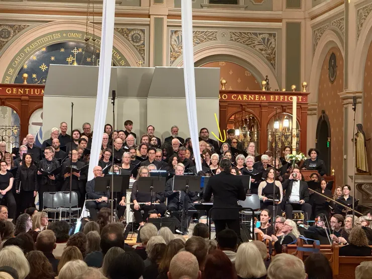 這應該是指揮將手舉起來前幾秒的照片，用箭頭指一下我在哪裡吧！