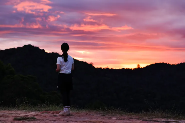 叢林少女營地美麗的晚霞