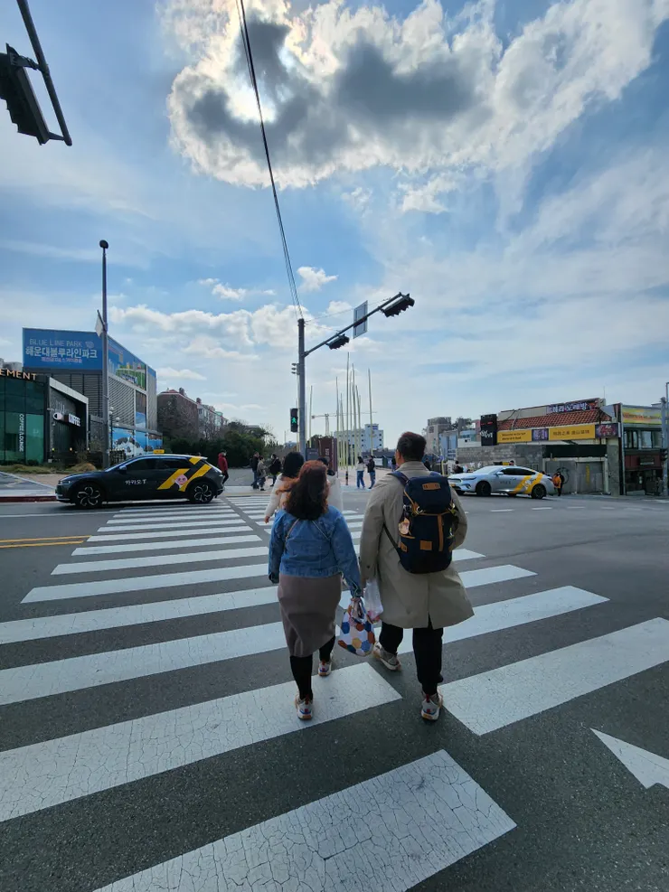 過馬路往海雲台藍線公園前進