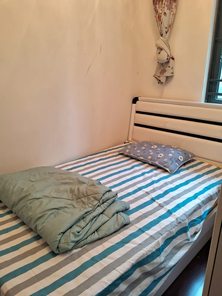 兩房一廳中比較小的一間客房，是單位配給我下榻用的，這戶是有點招待所的味道