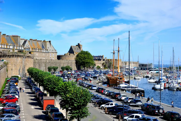 【有古老城牆與船桅密集的港口 聖馬洛六世紀來傳教歷史悠久】