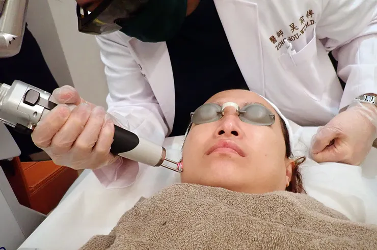 台北打皮秒│探索皮秒+蜂巢(超級鏡片ReFIX)-台北醫美診所推薦