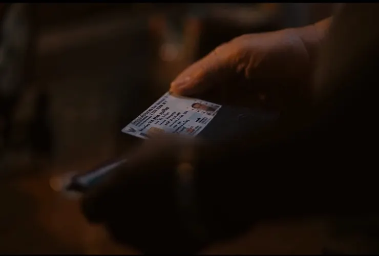 晶片在左邊中間位置 剛好被手指頭擋住的地方