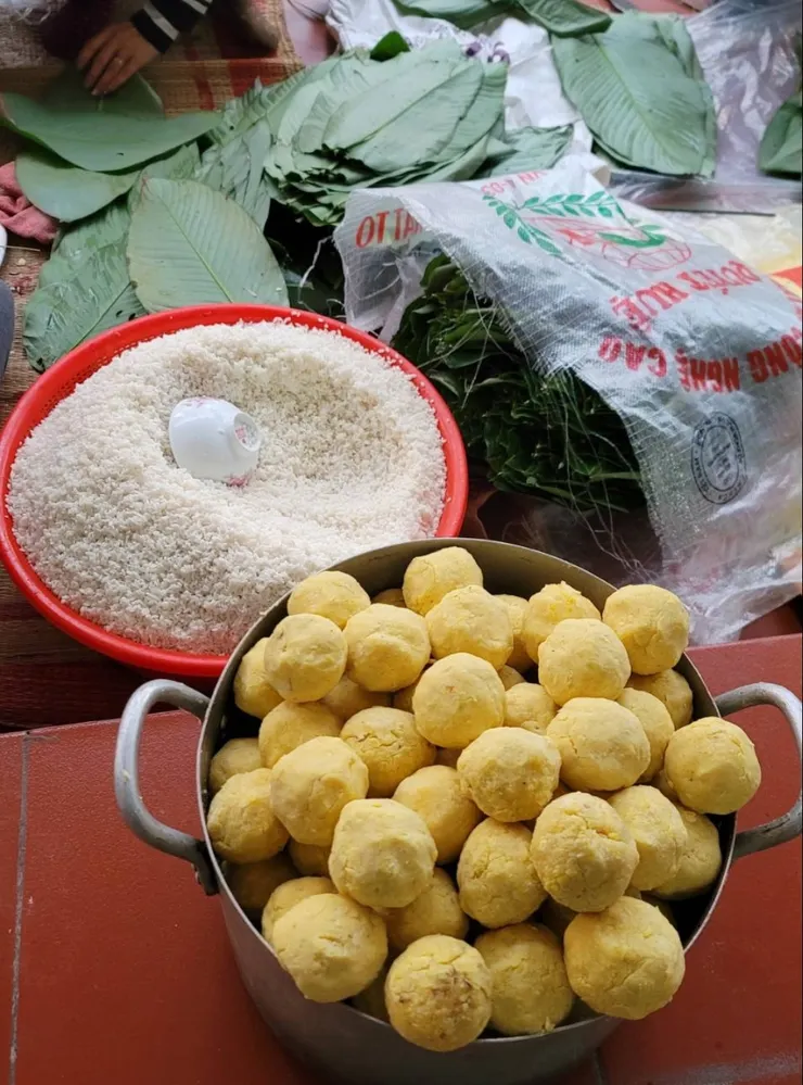 揉成圓球再用粽葉包裹糯米及綠豆糰