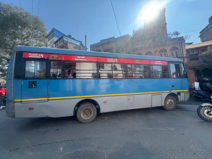 走到市區的外圍就可看到當地一般居民搭乘的巴士車了。