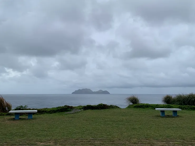 坐在貯存場旁邊的板凳上，就能遠眺小蘭嶼，坐在一旁靜靜的欣賞也是一種樂趣