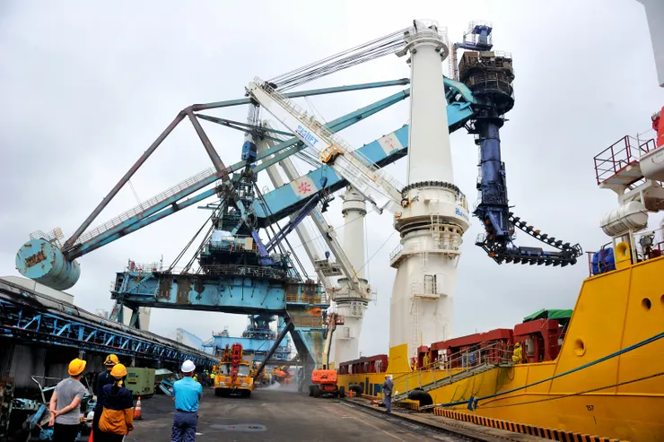 【海吊船如期抵達這過程難得一遇!要將1300噸左右的大傢伙吊離是十分艱鉅的工作,尤其當年它並非整機吊來,需做十分精準的補強與焊接吊掛點。因現場設備及吊桿高度限制,需先將卸煤機橫切成兩部份才能吊上船,此時正在進行切割。】