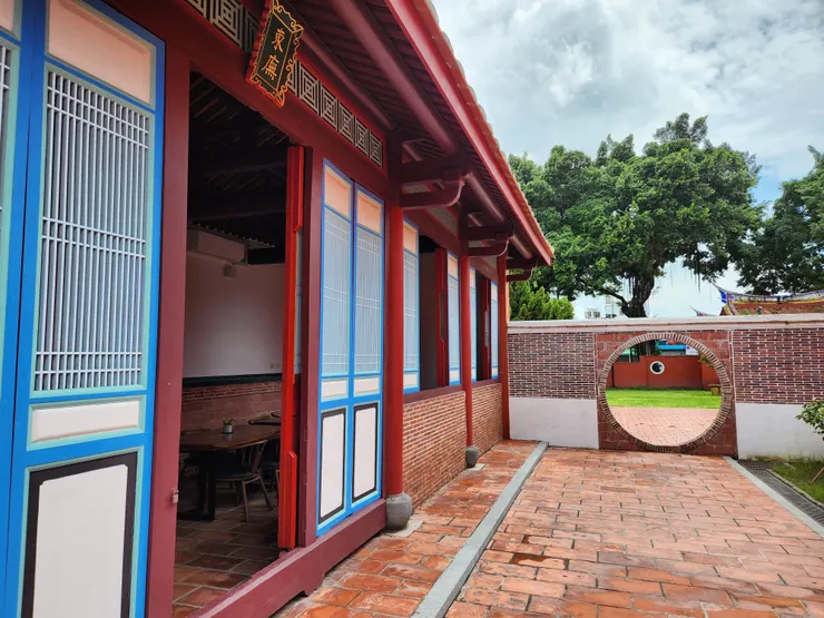 左右兩側廂房走道