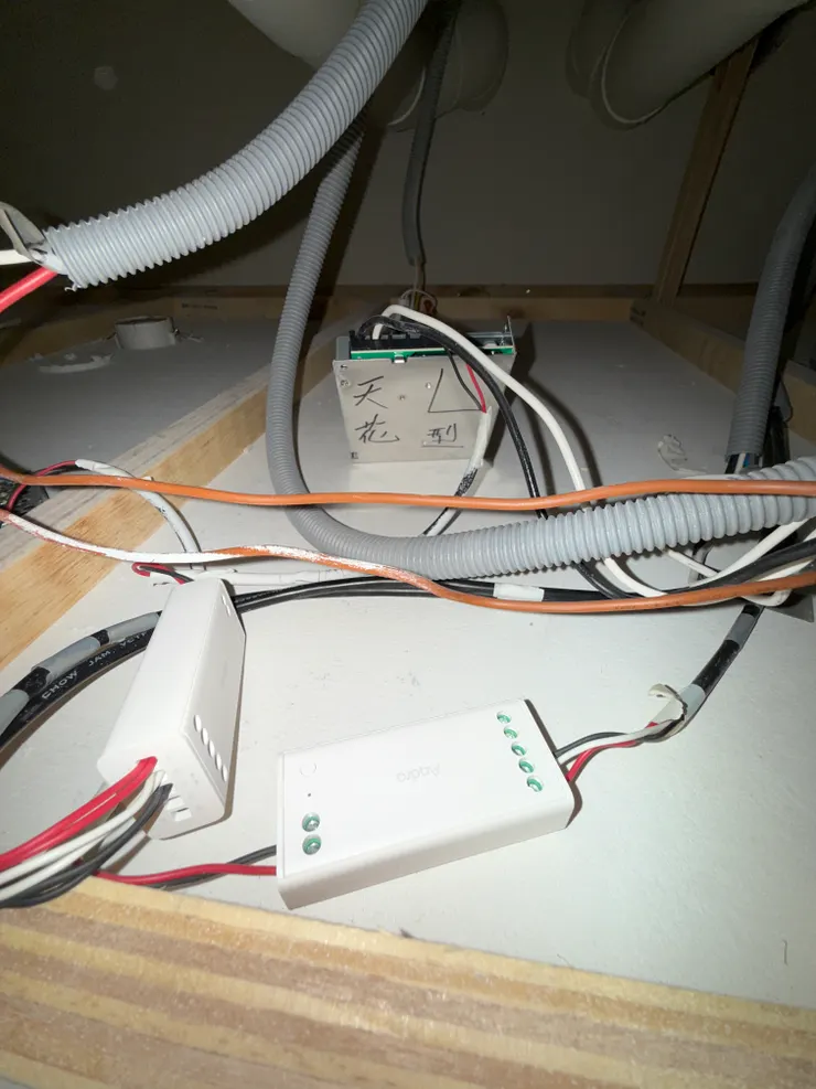 銀色的是變壓器，白色的是控制器，把控制器交給廠商安裝就好