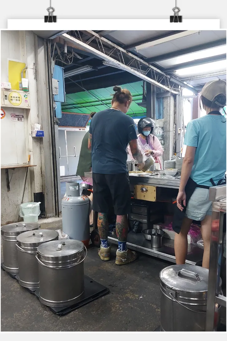 老闆小腿與手都時刺青😄